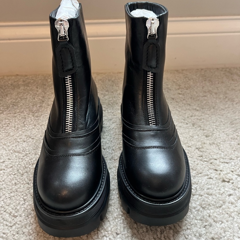 Aquatalia Silvia Black leather zip front bootie size 5.5 NWT